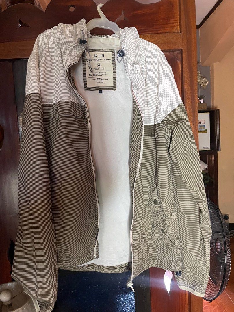 Jack&Jones Windbreaker (Category: Coats, Jackets and Outerwear) located in Caloocan City. Submitted by n0thingshere (Listing ID 1262515037, Image 2). Description: Jack&Jones Windbreaker Color: Combination of White and Green (Striped) Size: Medium Condition: Well Used Flaws: Signs of Use (e.g. paint chipping on the zipper) RFS: Barely used lately.