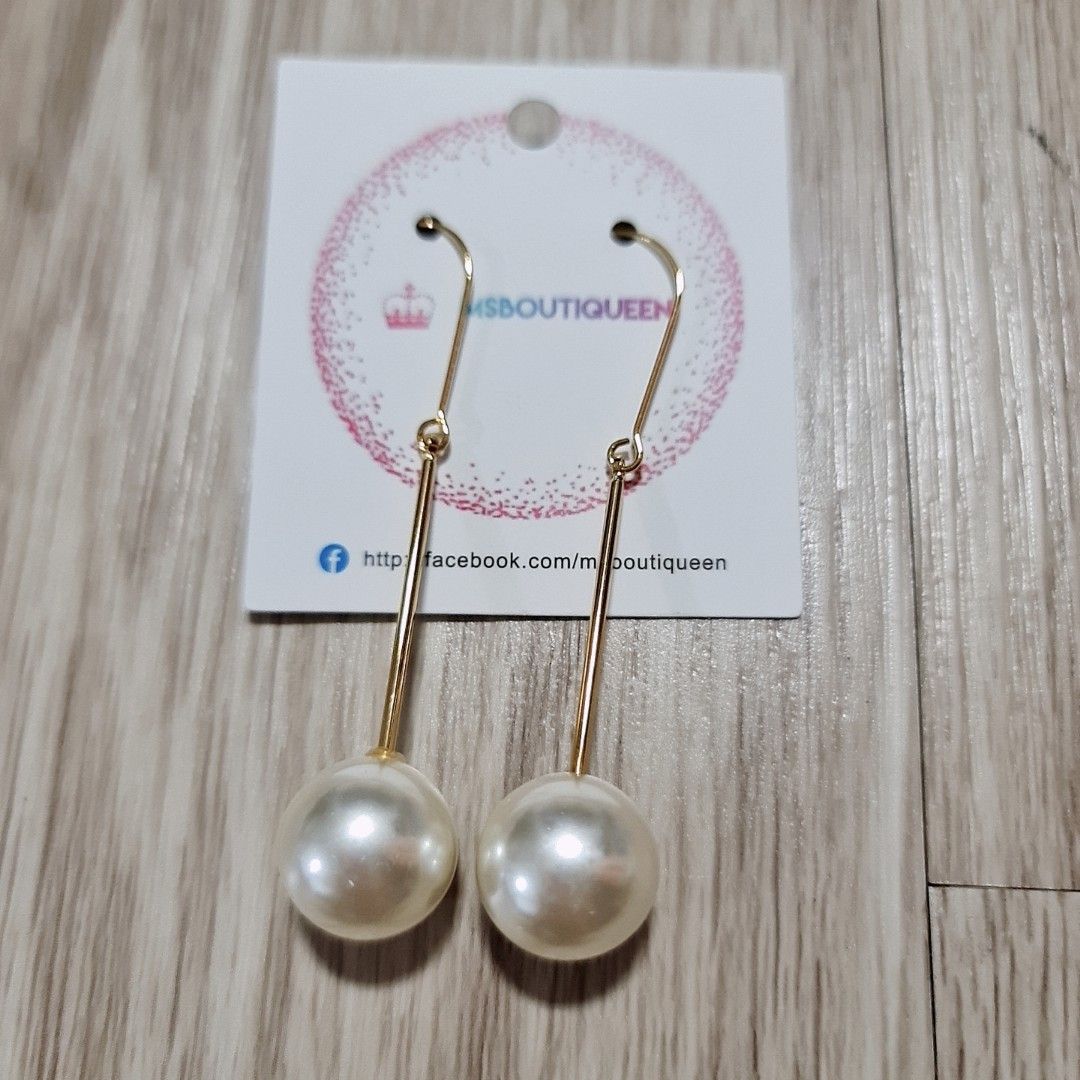Giant top pearl earrings