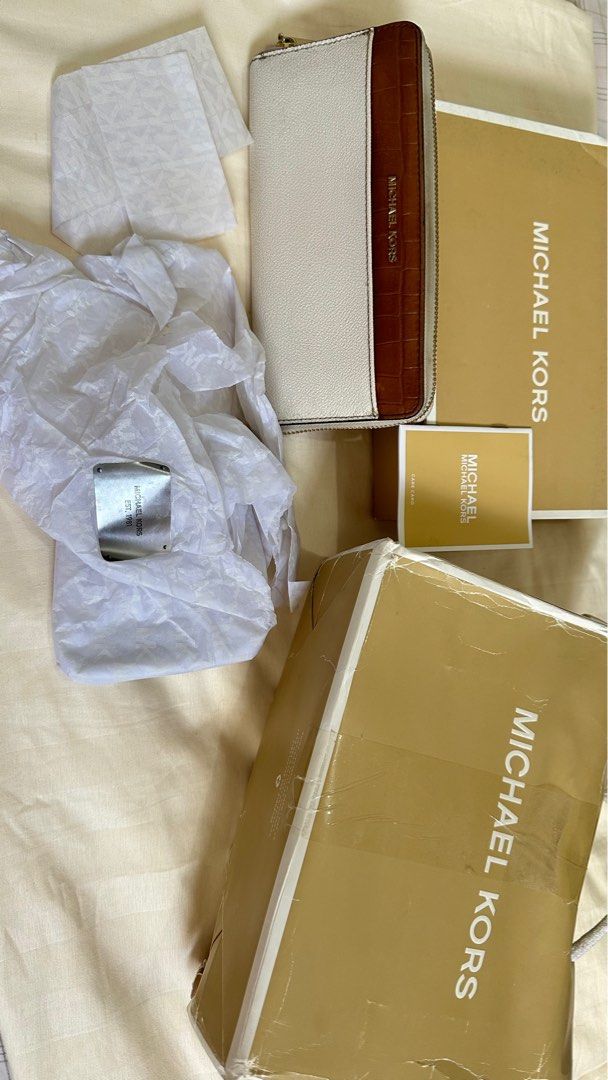 Michael kors ORIGINAL Long wallet (Category: Luxury Bags & Wallets) located in Cavite. Submitted by mooradito (Listing ID 1262587193, Image 3). Description: Michael kors original long wallet Needs cleaning only But overall no issue! With box and paper bag .