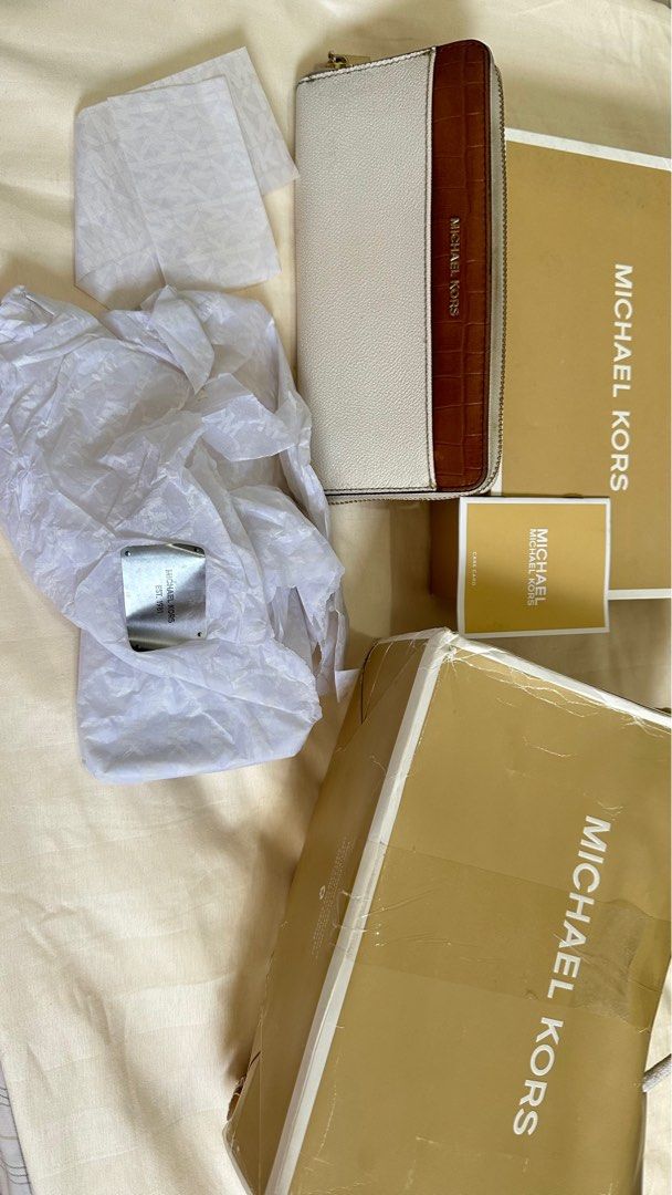 Michael kors ORIGINAL Long wallet (Category: Luxury Bags & Wallets) located in Cavite. Submitted by mooradito (Listing ID 1262587193, Image 2). Description: Michael kors original long wallet Needs cleaning only But overall no issue! With box and paper bag .