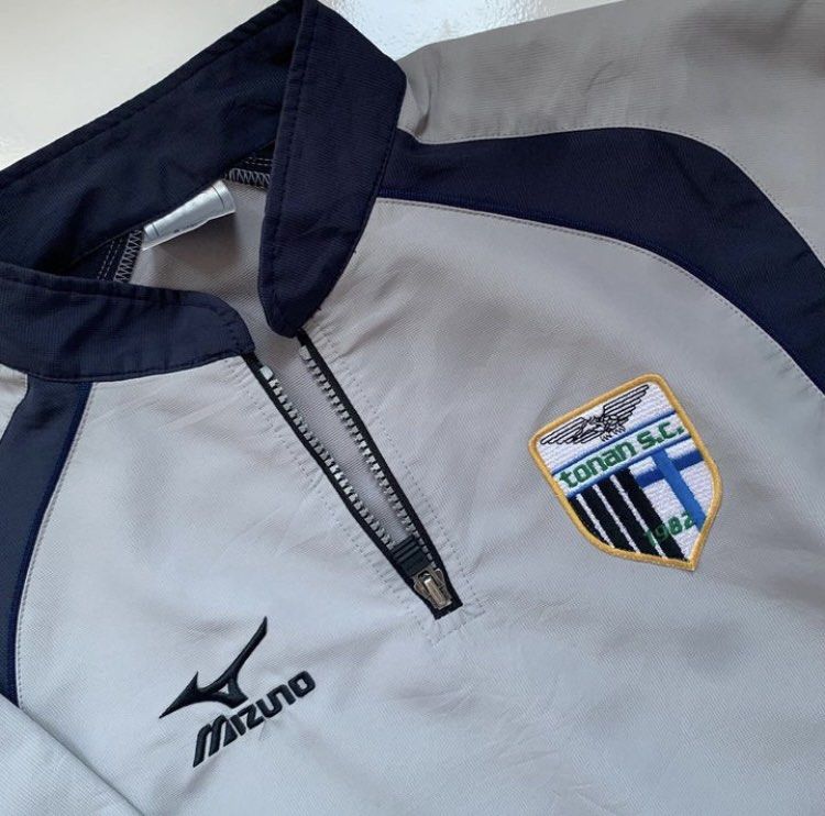 Mizuno Windbreaker Half-Zip Jacket - Unisex (Category: Coats, Jackets and Outerwear) located in Manila. Submitted by ezer07 (Listing ID 1257823163, Image 3). Description: L: 29 in W: 21 in Condition: 8/10 Php 750 Note: ✅Color may vary due to lighting ✅Comment Mine and send your order form ✅ Washed and Ready to wear Please note that this jacket is thrift unless otherwise stated brand new. Expect minimal flaws like loose threads, lints, stains, sig