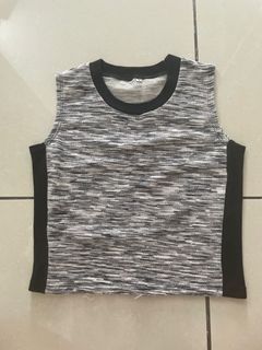 NO BRAND GREY BLACK STRETCHY BOXY CROP TOP - SMALL