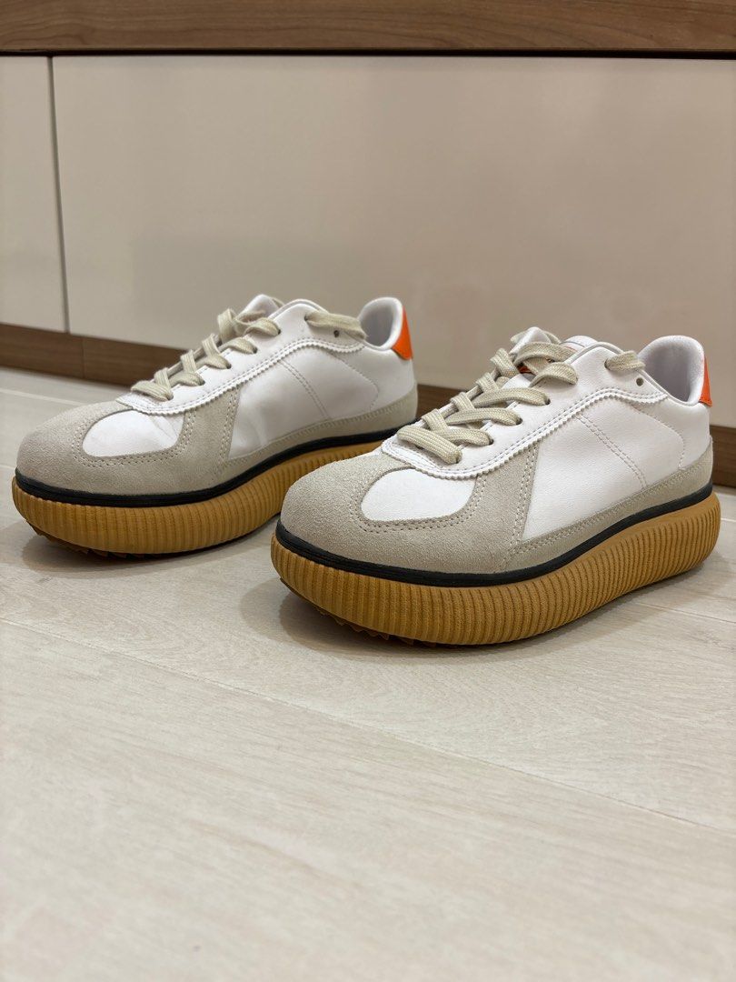 Onitsuka Tiger DELECITY white (Category: Sneakers) located in Singapore. Submitted by lynnsells (Listing ID 1262597478, Image 2). Description: Comes with box 2 colours of shoe lace: beige and black.