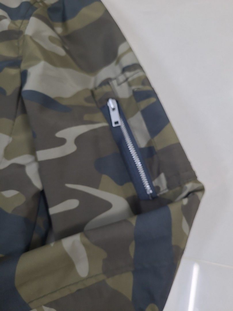 Pull&Bear bomber jacket (Category: Activewear) located in Singapore. Submitted by ball_boi (Listing ID 1262609442, Image 2). Description: PullnBear camo finish bomber jacket Has zip on left sleeve.