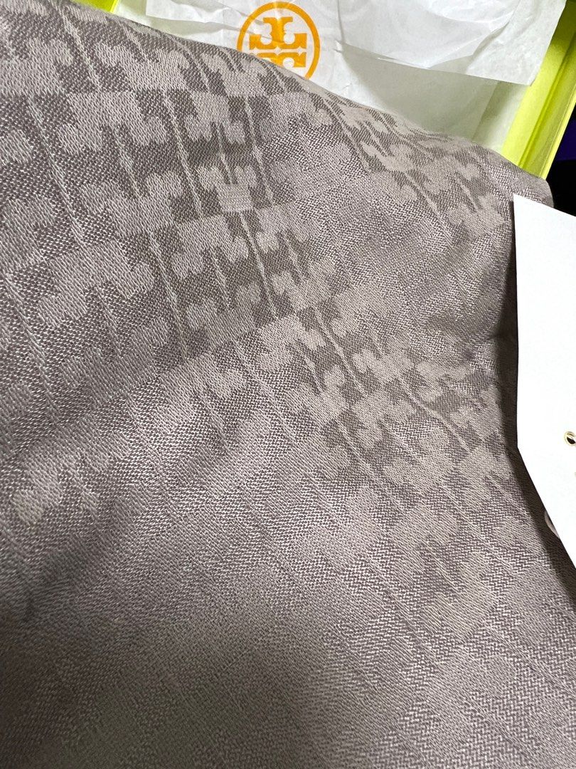 (Retail) Tory Burch Mosaic Logo Jacquard Scarf（French Gray) （分類：飾物及配件）位於 Hong Kong。 由 buytoomuch2023 提交（商品編號 1262535496，圖片 3）。簡介： 52% Cotton 48% Silk 長：80吋 濶：26吋 Made in France 送禮/自用即可（送禮盒）。