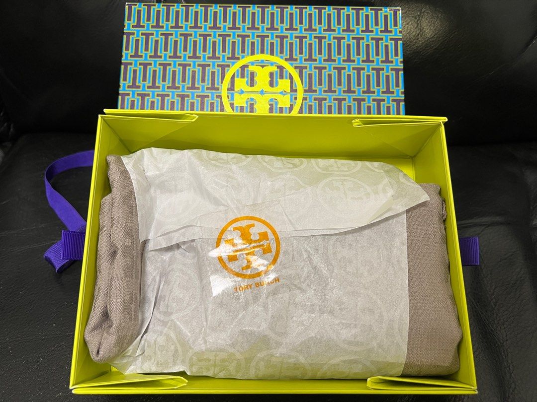 (Retail) Tory Burch Mosaic Logo Jacquard Scarf（French Gray) （分類：飾物及配件）位於 Hong Kong。 由 buytoomuch2023 提交（商品編號 1262535496，圖片 2）。簡介： 52% Cotton 48% Silk 長：80吋 濶：26吋 Made in France 送禮/自用即可（送禮盒）。