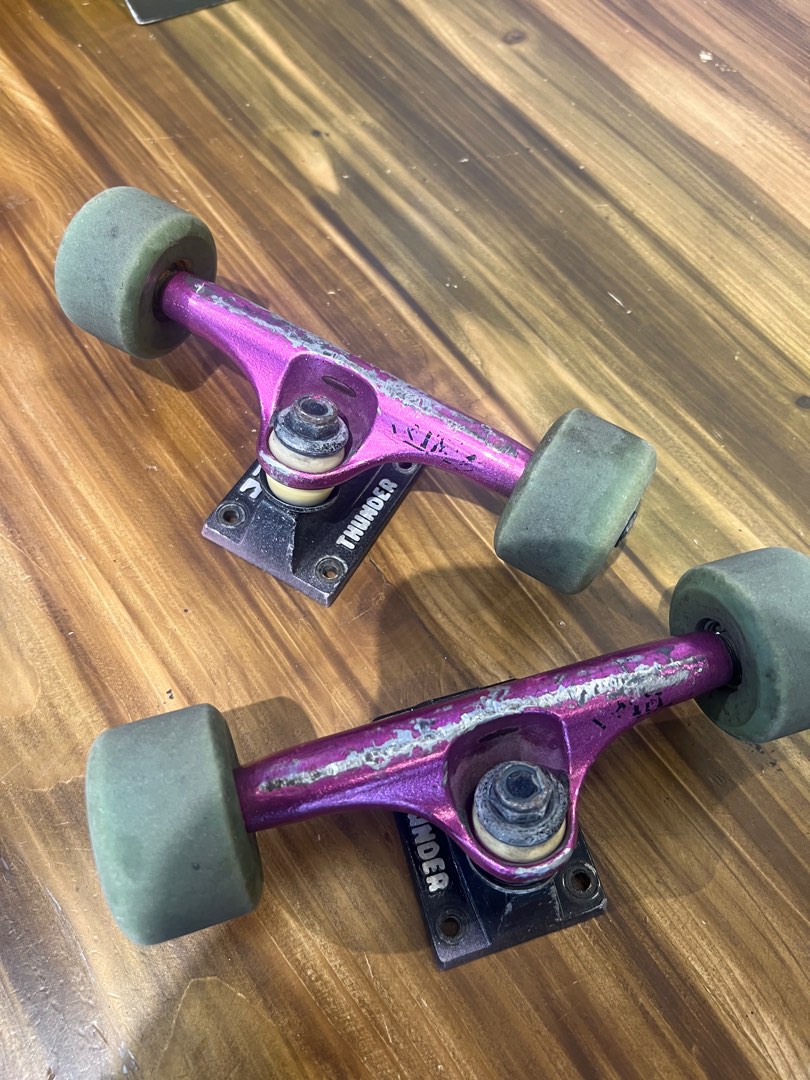 Skateboard Thunder trucks set with wheels & bearings, Sports Equipment
