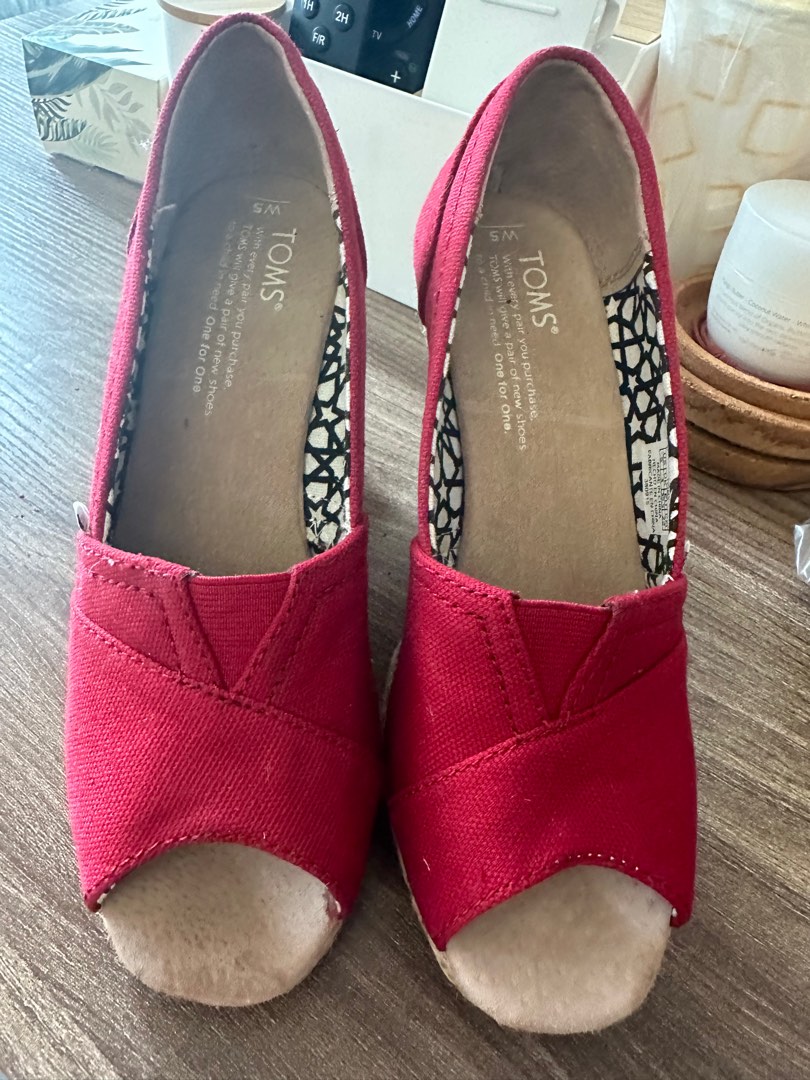 Toms clearance red wedges