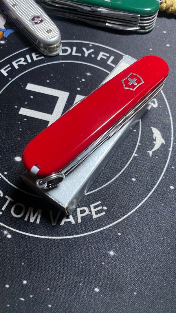 Victorinox hiker sales red