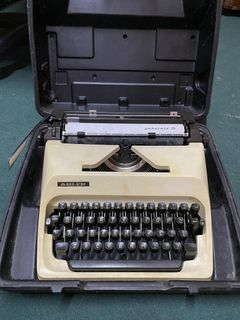 Adler Gabriele 25 Typewriter w/ Case (FOR PICKUP ONLY)