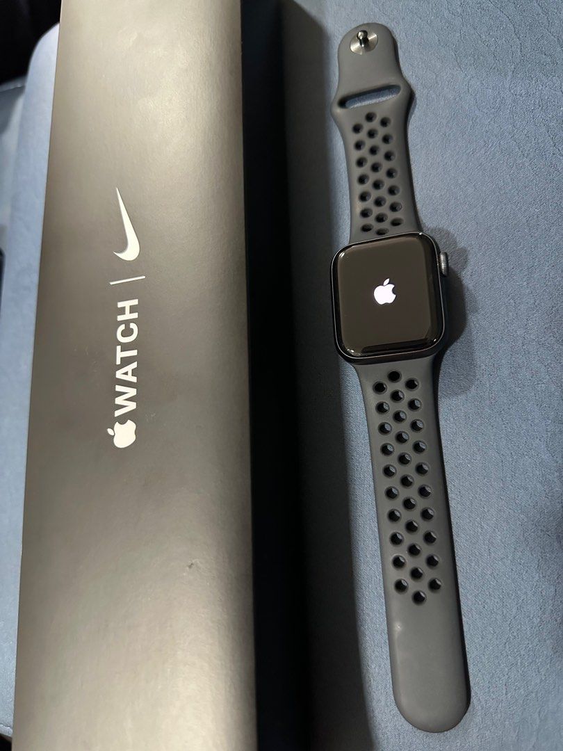 Apple Watch SE Nike Edition 2020 (1st gen) 41mm, Men's Fashion, Watches