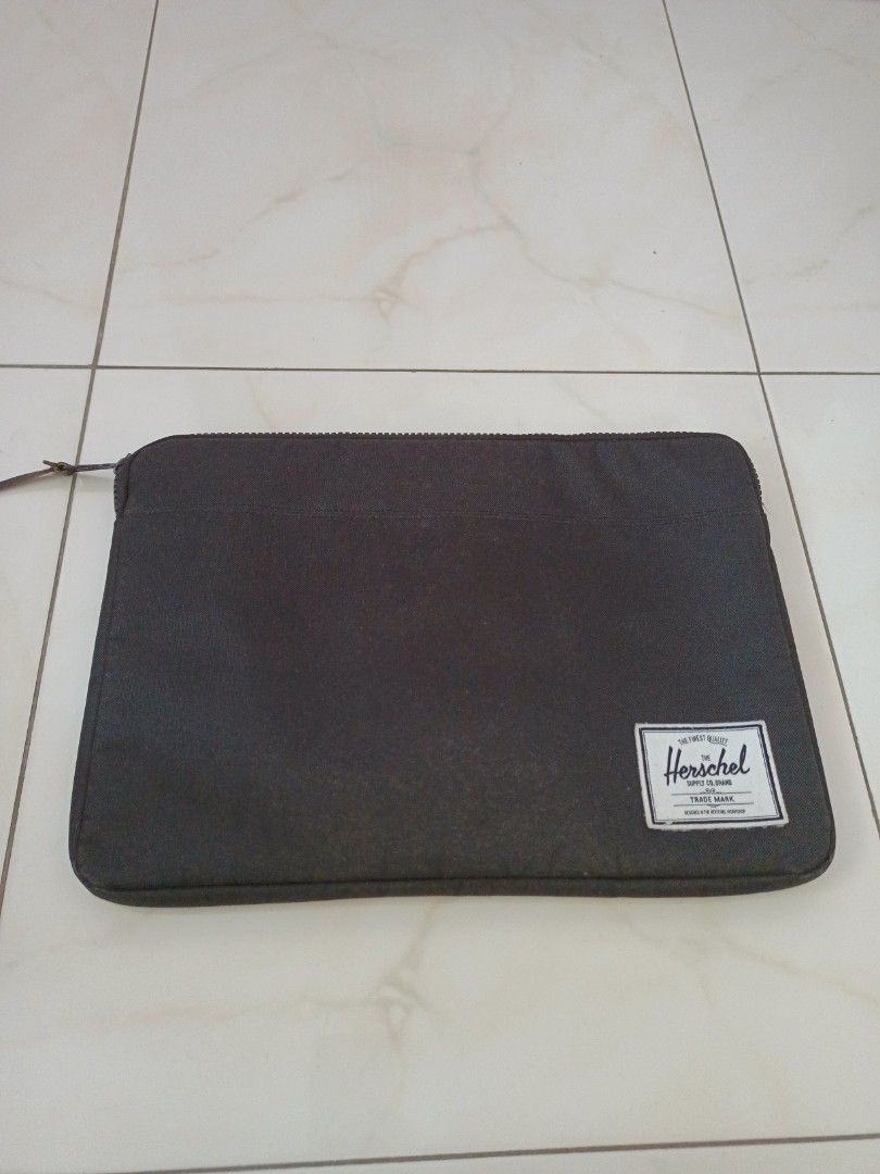 AUTHENTIC HERSCHEL black 15 inch Laptop sleeve Computers Tech
