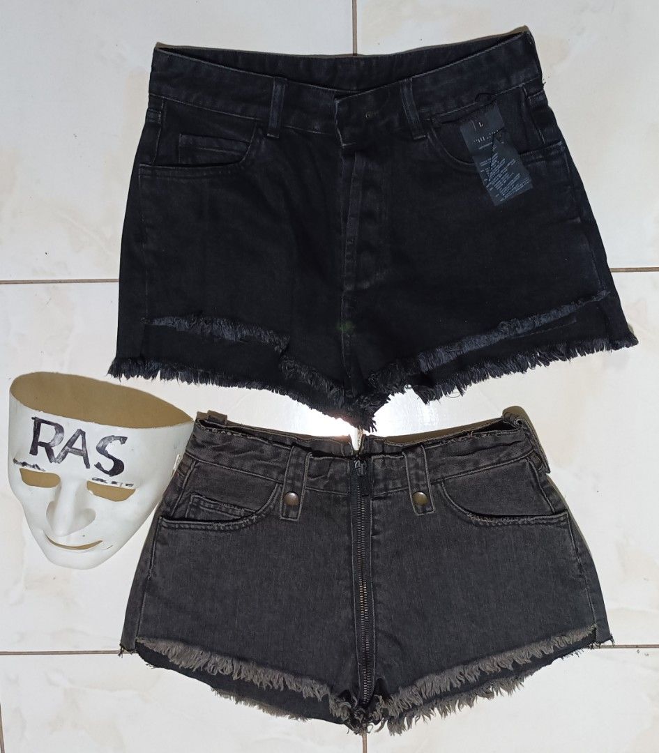 BEN TAVERNITI goth punk Emo (Category: Shorts) located in Santo Tomas. Submitted by pickers_corner (Listing ID 1262820394, Image 1). Description: BEN TAVERNITI UNRAVEL PROJECT PekPek Short as pack UNRAVEL PROJECT Womens reverse denim short button Large on tag waist 29 Excellent UNRAVEL PROJECT zip-up distressed hem visible pocket denim shorts Size Large on tag Waist 28 Legit Excellent.