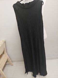 Black Pleated Sleeveless Dress