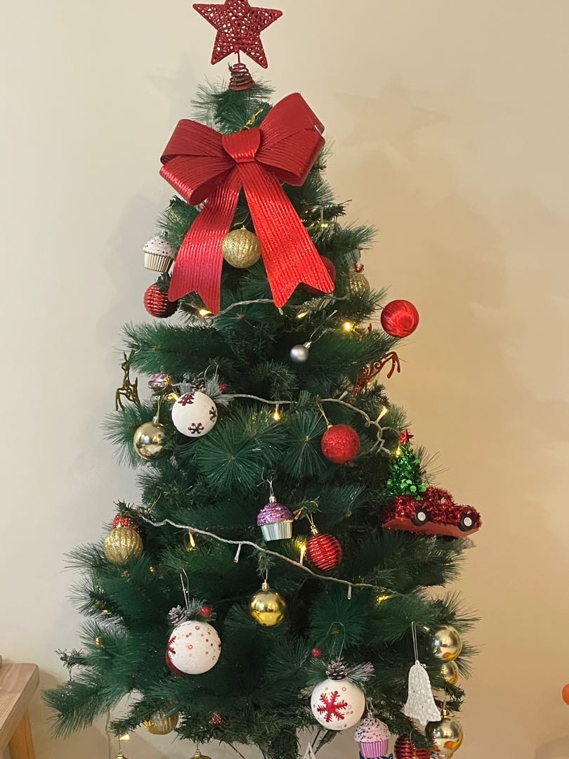 Christmas tree, Furniture & Home Living, Home Decor, Other Home Decor on Carousell