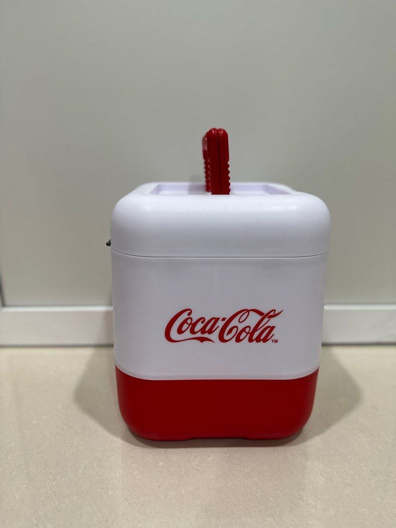Cooler box with bluetooth speaker clearance