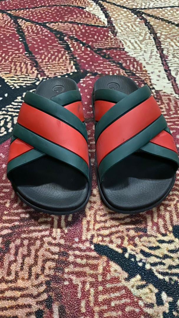 Web outlet gucci slides