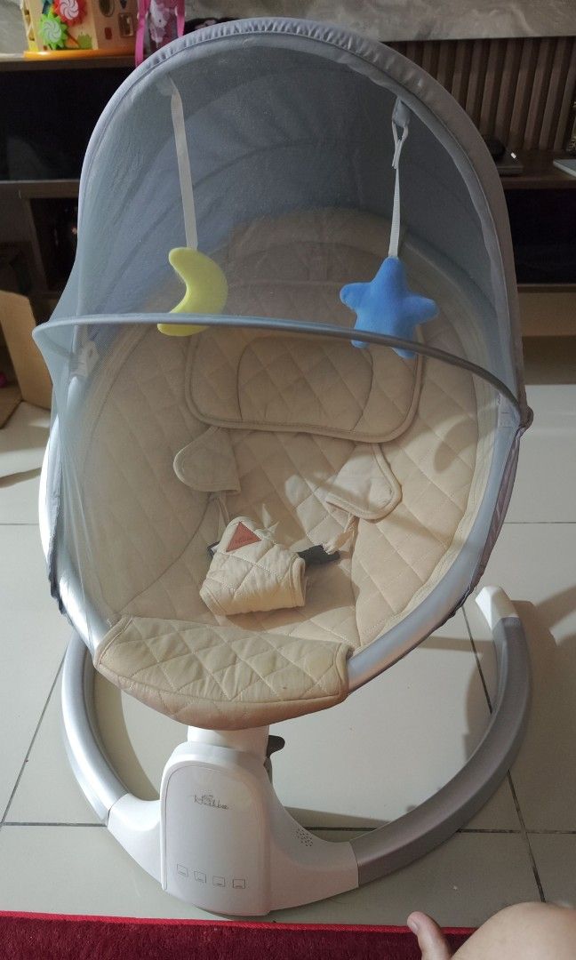Hushbee Auto Rocking Cradle