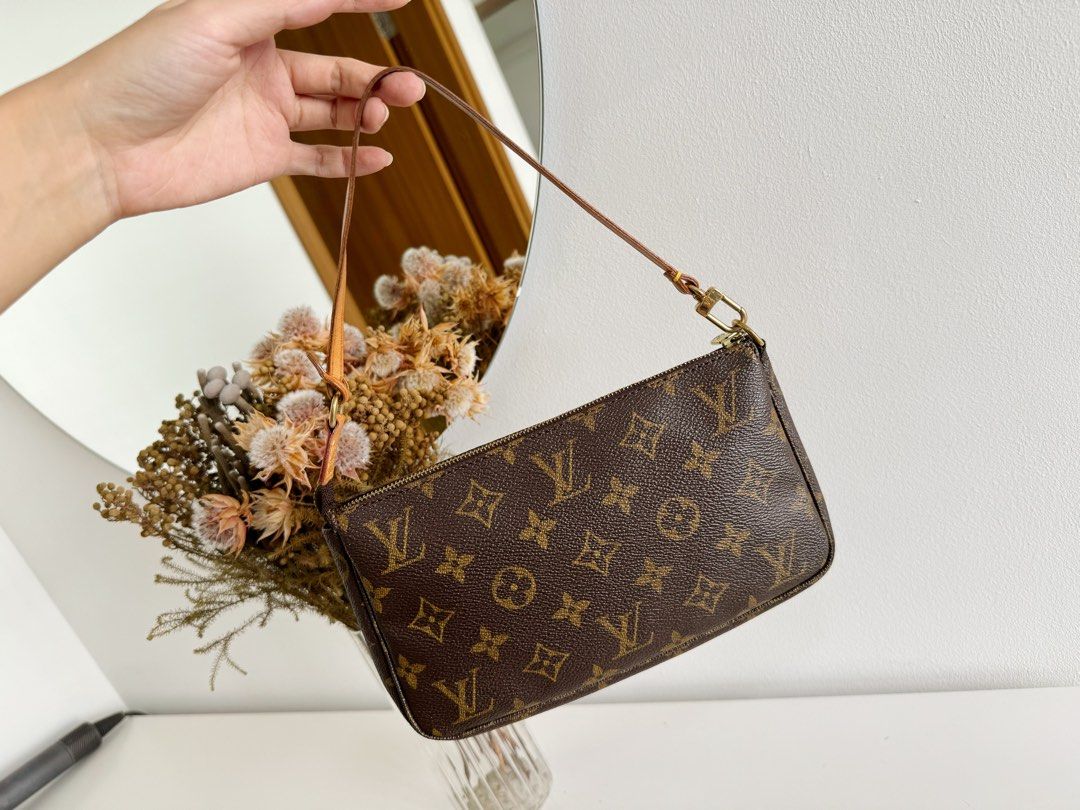 RARE] Louis Vuitton LV Vintage Pochette Delightful Mini Pouch Shoulder  Crossbody Bag, Luxury, Bags & Wallets on Carousell