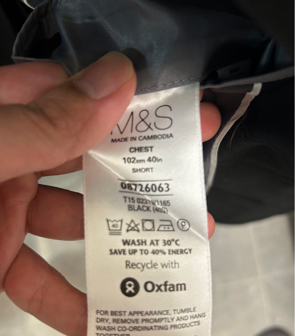 Marks & Spencer suit ( 1 jkt, 2pants, 1 waistcoat) （分類：外套及戶外衣服）位於 Hong Kong。 由 danshari_ultimate 提交（商品編號 1262761976，圖片 2）。簡介： Marks & Spencer suit ( 1 jkt, 2pants, 1 waistcoat) 1 jkt : 40size 2pants (1 X 32 inch, 1 X 34 inch) 1 waistcoat 。