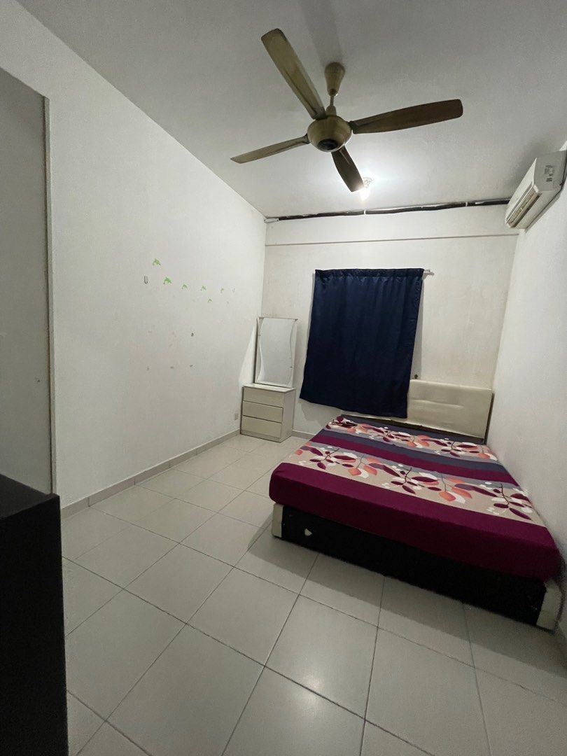 Middle room near lrt, Property, Rentals on Carousell