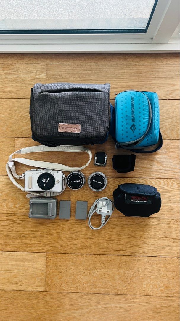 Olympus Pen EPL 8 epl8 with 25mm lens and carrying case