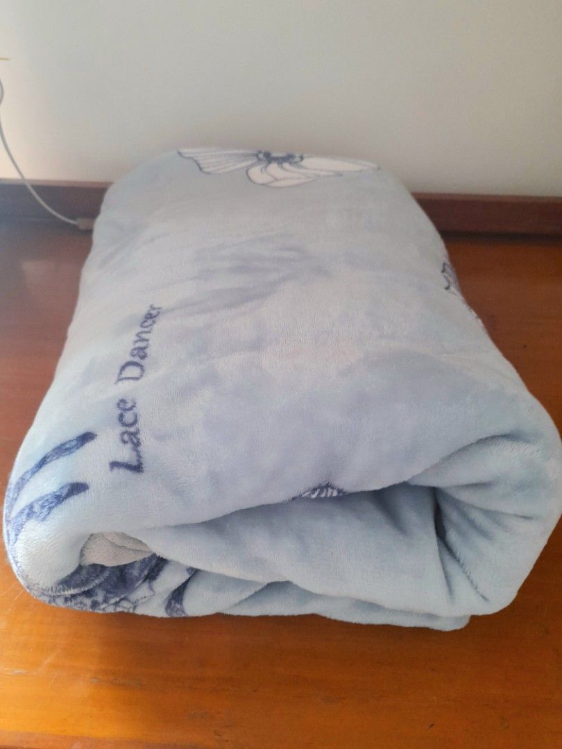 Double Size Fleece Blanket, Gray (Category: Bedding & Towels) located in Mandaluyong City. Submitted by Value_Properties (Listing ID 1262722524, Image 2). Description: Fleece Blanket Double Size Gray color In very good condition MOP Gcash Shipping c/o buyer Ships from San Juan City.