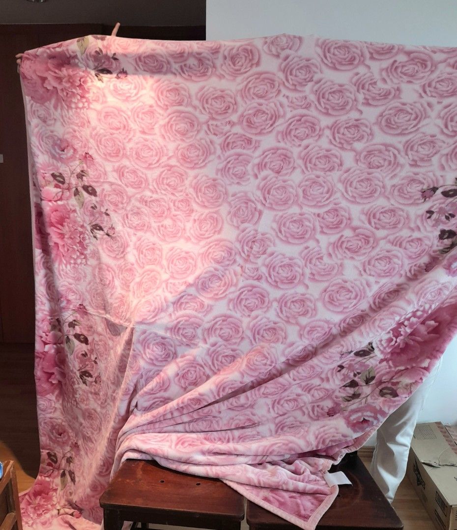 Double Size Fleece Blanket, Pink (Category: Bedding & Towels) located in Mandaluyong City. Submitted by Value_Properties (Listing ID 1262723739, Image 3). Description: Fleece Blanket Double Size Pink color In very good condition MOP Gcash Shipping c/o buyer Ships from San Juan City.