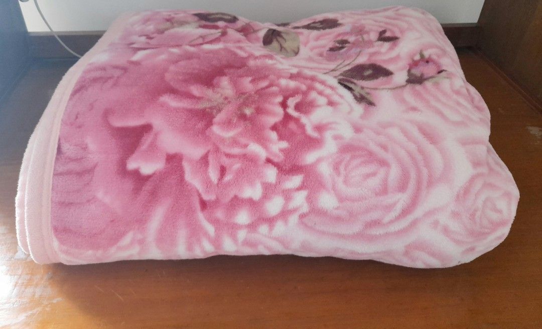 Double Size Fleece Blanket, Pink (Category: Bedding & Towels) located in Mandaluyong City. Submitted by Value_Properties (Listing ID 1262723739, Image 2). Description: Fleece Blanket Double Size Pink color In very good condition MOP Gcash Shipping c/o buyer Ships from San Juan City.