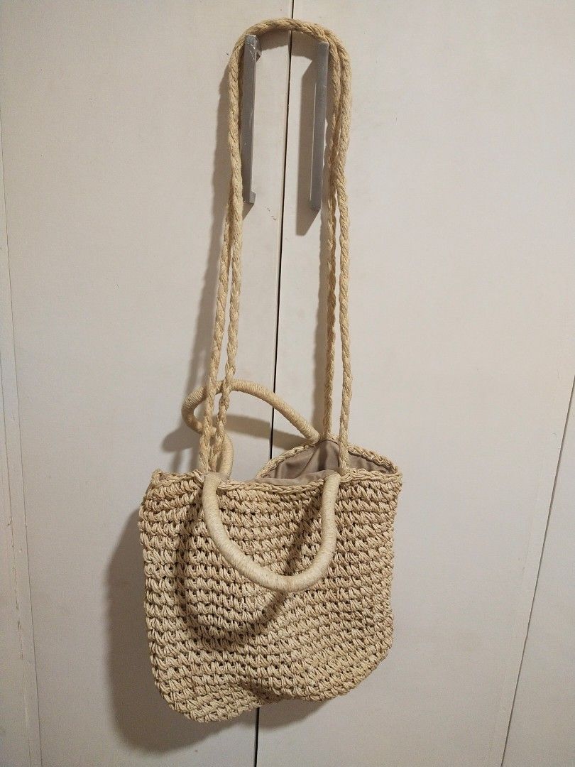 rattan beach shoulder body bag (Category: Beach Bags) located in Manila. Submitted by w6ntry (Listing ID 1262785223, Image 2). Description: bought sa mall i forgot what brand may drawstring to secure the insides material is soft rattan.