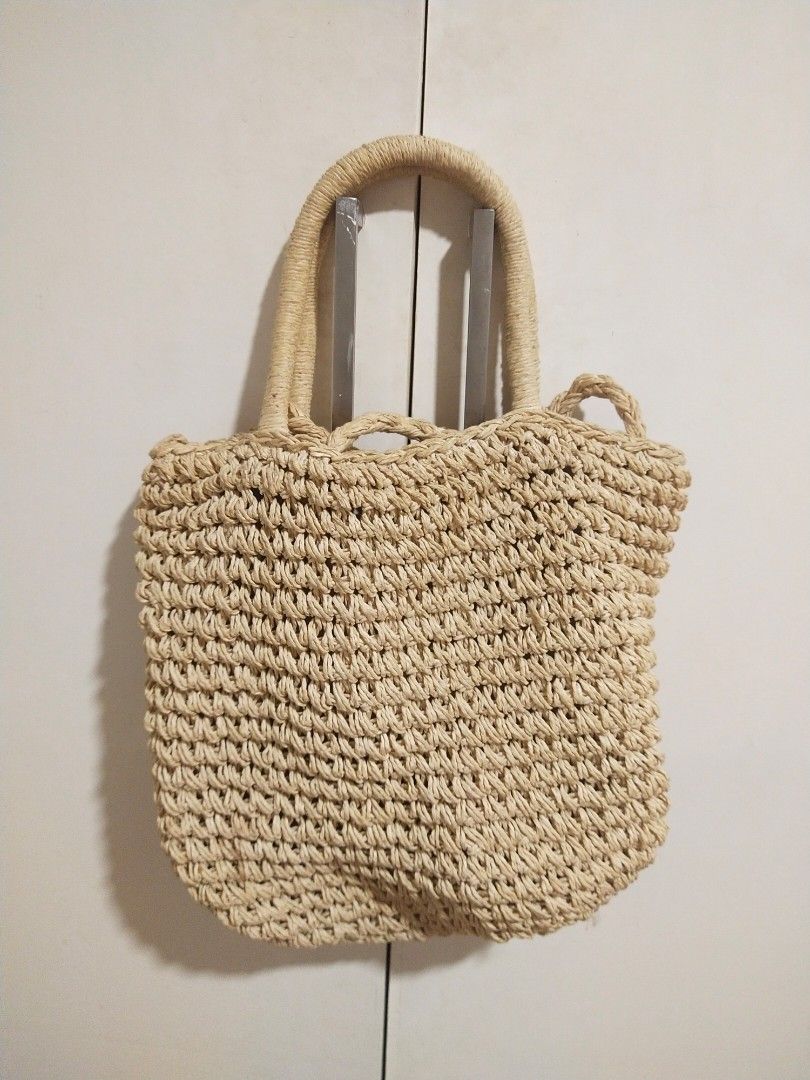 rattan beach shoulder body bag (Category: Beach Bags) located in Manila. Submitted by w6ntry (Listing ID 1262785223, Image 1). Description: bought sa mall i forgot what brand may drawstring to secure the insides material is soft rattan.