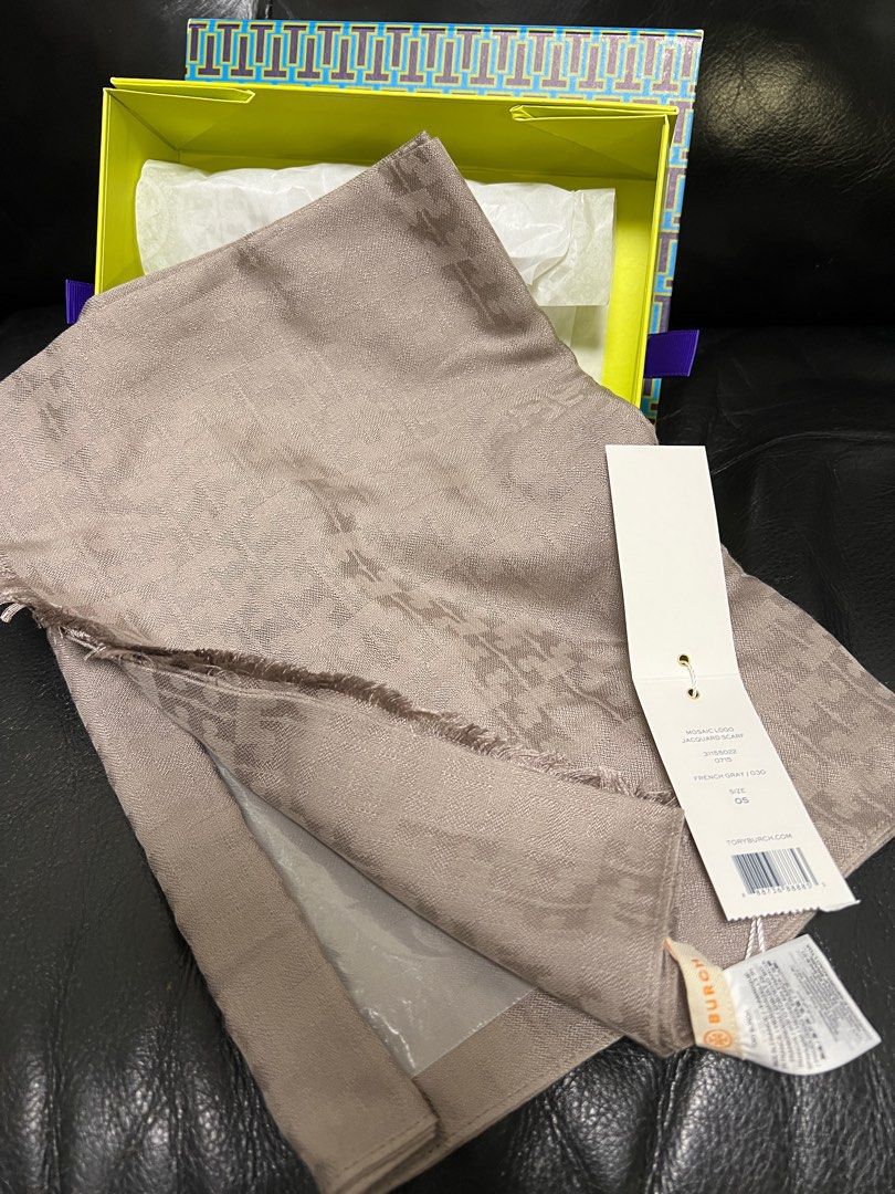 (Retail) Tory Burch Mosaic Logo Jacquard Scarf（French Gray) （分類：飾物及配件）位於 Hong Kong。 由 buytoomuch2023 提交（商品編號 1262535496，圖片 1）。簡介： 52% Cotton 48% Silk 長：80吋 濶：26吋 Made in France 送禮/自用即可（送禮盒）。