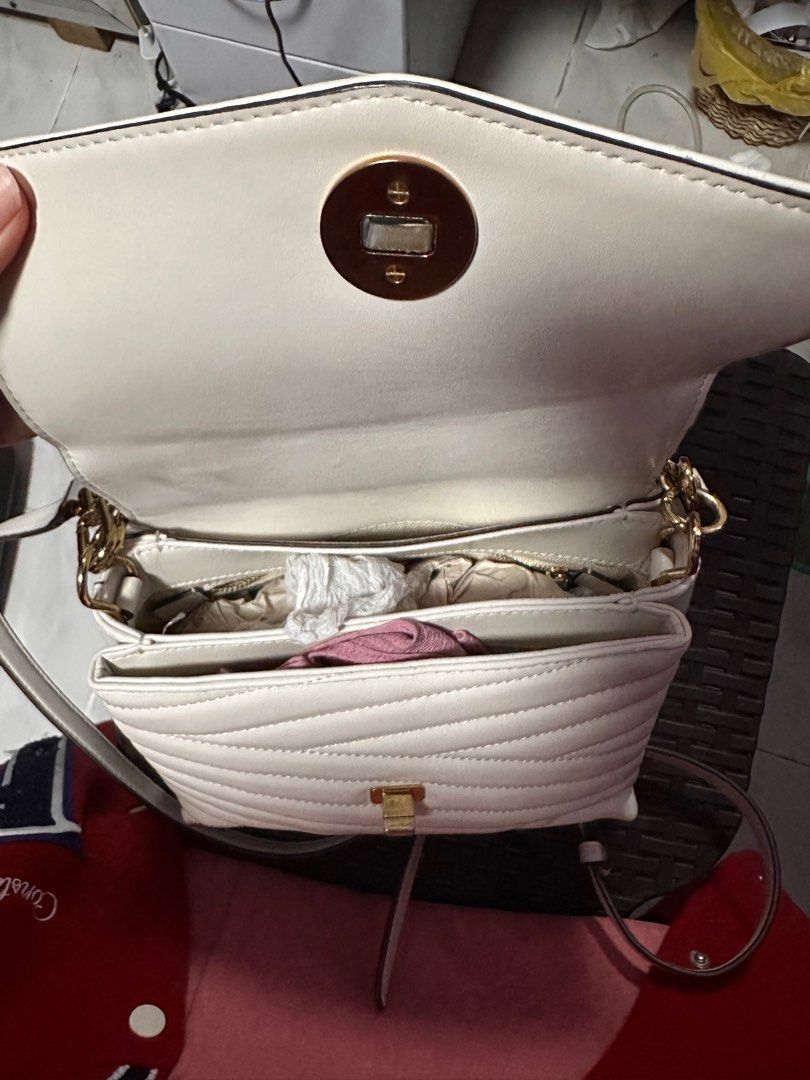 Tory Burch Kira Chevron Top Handle (Category: Luxury Bags & Wallets) located in Quezon City. Submitted by cesca.ribay-75744 (Listing ID 1262702734, Image 3). Description: Hello! Selling this low bought from baggedph2020 on Ig with dust bag RFS: Decluttering and gift from ex suitor.