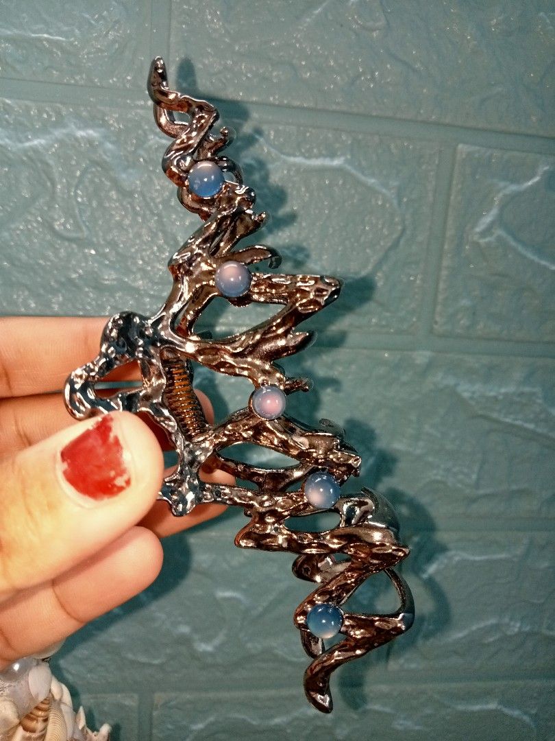 TWISTED ALIEN HAIR CLIP Women s Fashion Watches Accessories