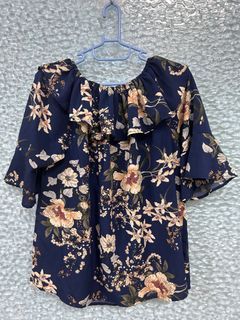 印花一字領上衣