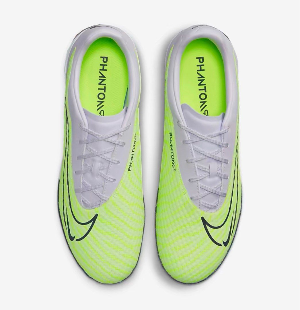 White soccer deals turf shoes