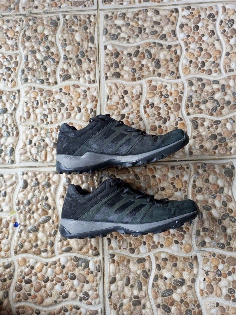 Adidas Daroga Plus Lea, Fesyen Pria, Sepatu Sneakers di Carousell