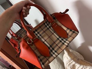 Burberry lunch bag authentic , Women's Fashion, Bags & Wallets, Tote Bags  on Carousell