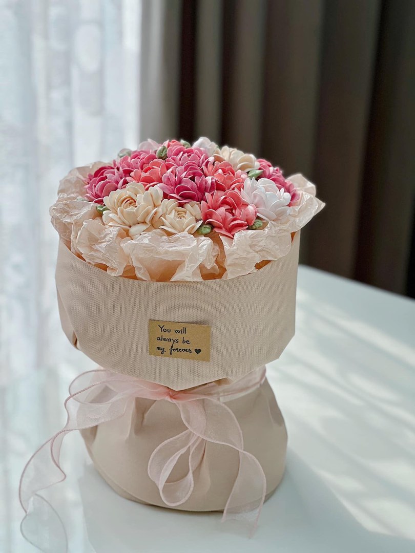 Bigwishbox Pineapple Cake 500g & 10 Red Roses ( Fresh Flowers Bouquet) |  Birthday/Anniversary Gift | Nextday Delivery : Amazon.in: Grocery & Gourmet  Foods
