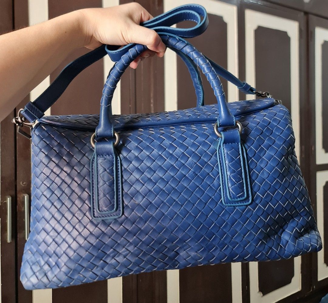 Bottega Veneta 2 way (Category: Luxury Bags & Wallets) located in Butuan. Submitted by yangzzzverzosa (Listing ID 1258120164, Image 1). Description: minimal signs of wear in good condition semi-large size not orig.