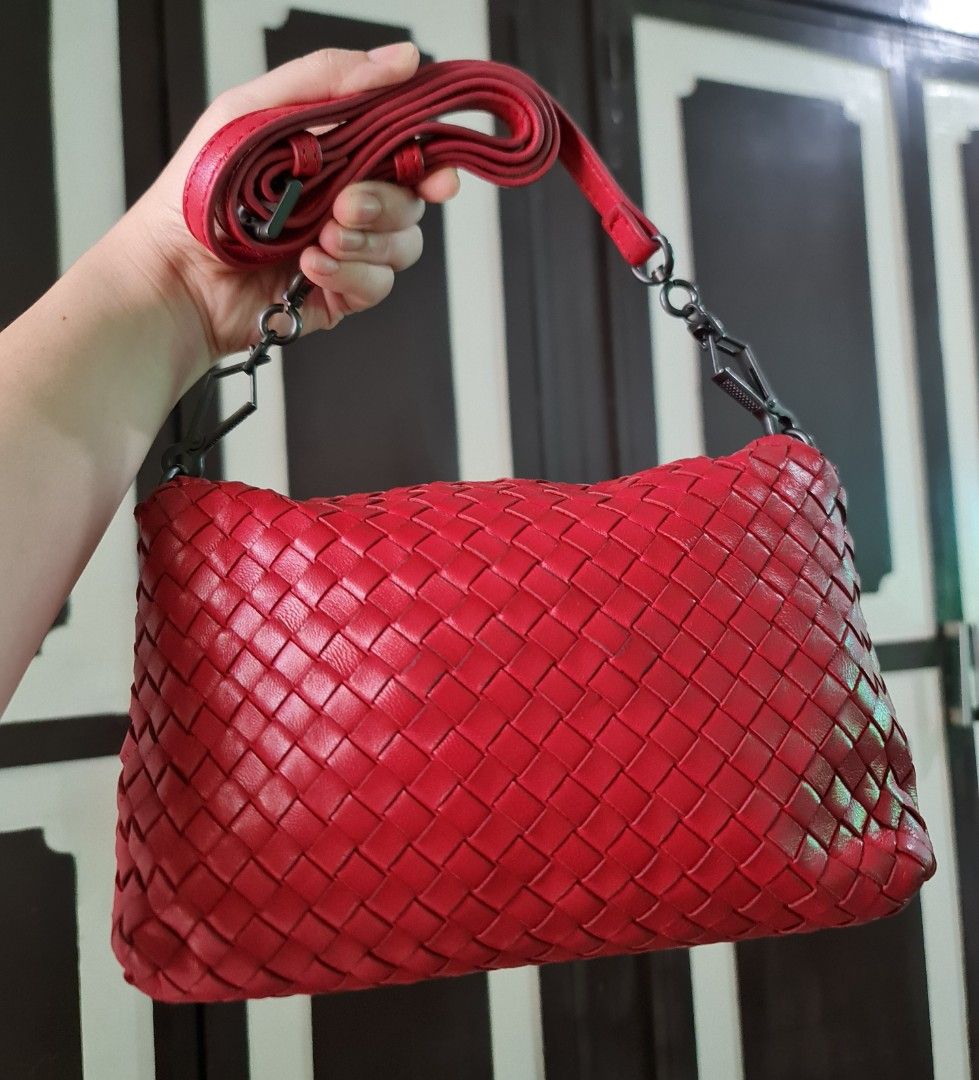Bottega Veneta Sling (Category: Luxury Bags & Wallets) located in Butuan. Submitted by yangzzzverzosa (Listing ID 1258120435, Image 3). Description: minimal signs of wear in good condition med size not orig.