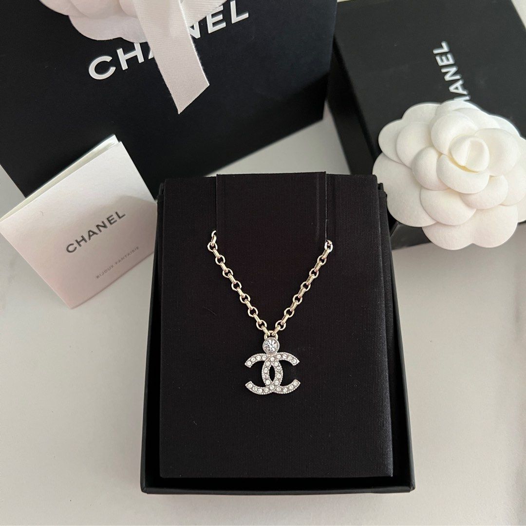 Chanel chain pendant shop
