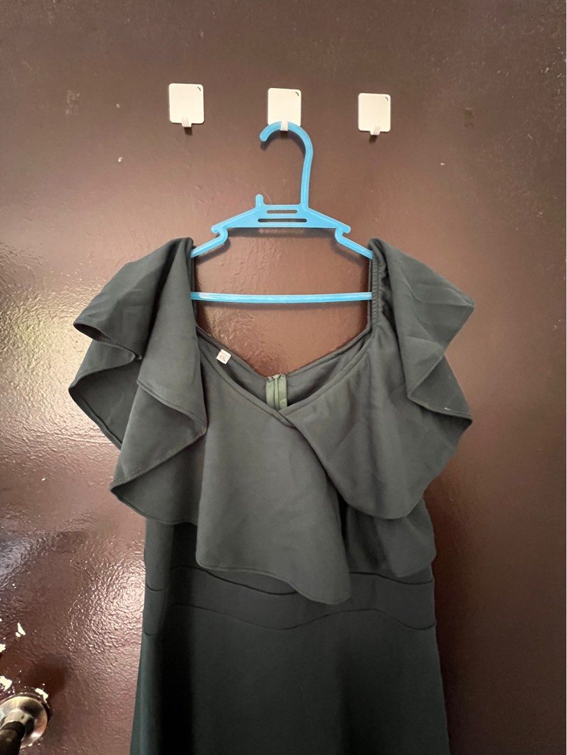 Dark Green Long Formal Gown (Category: Dresses) located in Pasig City. Submitted by bashadp (Listing ID 1258176875, Image 2). Description: XL - XXL Frame Neoprene Fabric.