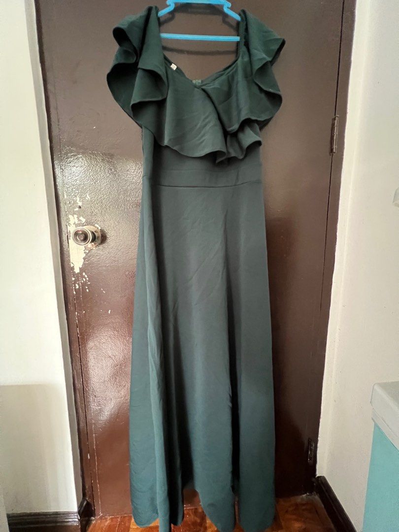 Dark Green Long Formal Gown (Category: Dresses) located in Pasig City. Submitted by bashadp (Listing ID 1258176875, Image 1). Description: XL - XXL Frame Neoprene Fabric.