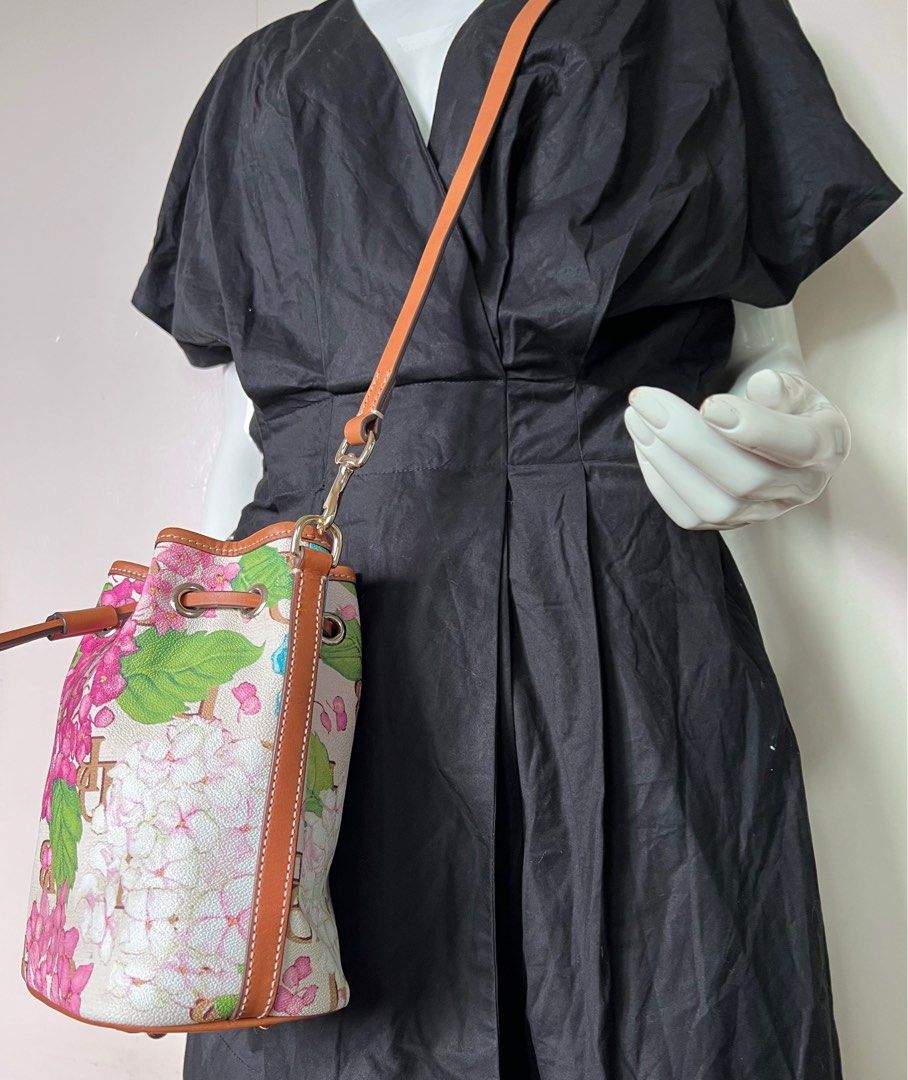 DOONEY AND BOURKE FLORAL CROSSBODY Women s Fashion Bags