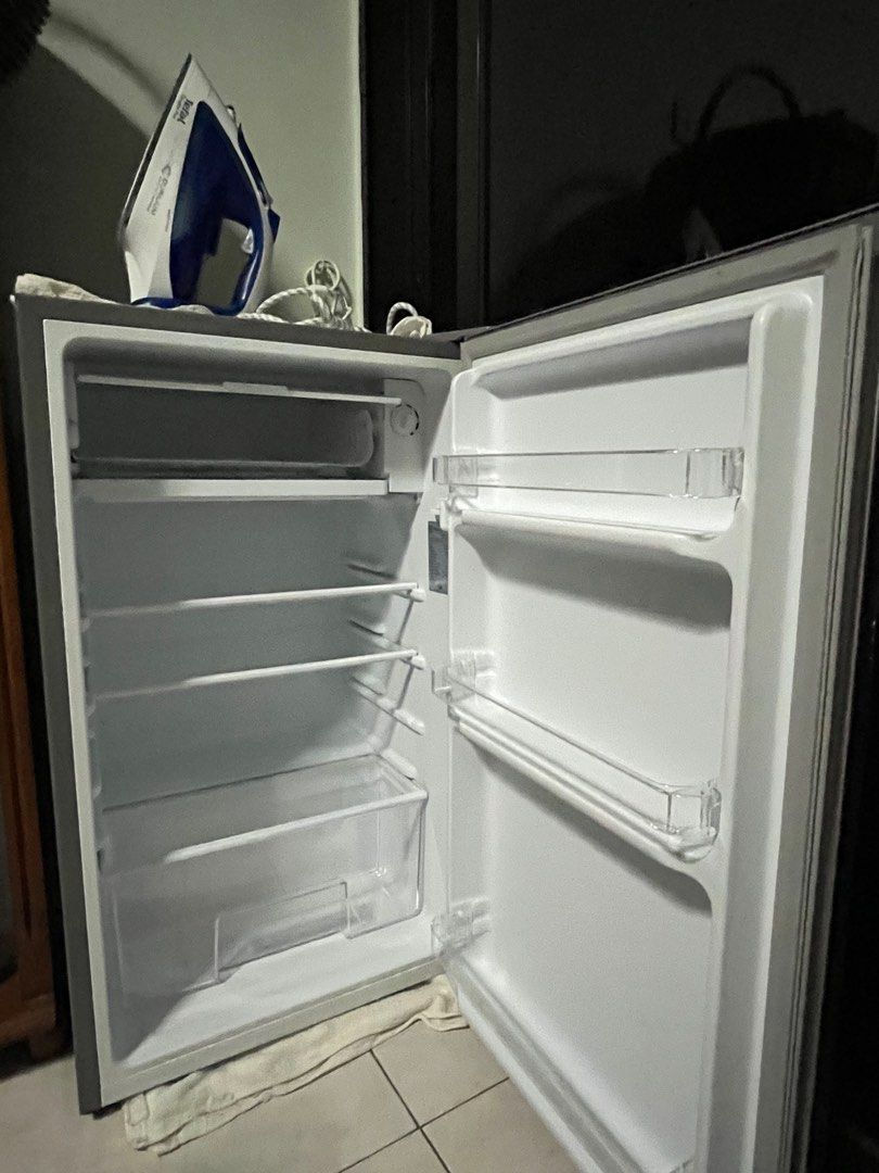 ELECTROLUX EUM0900SA MINI BAR FRIDGE, TV & Home Appliances, Kitchen