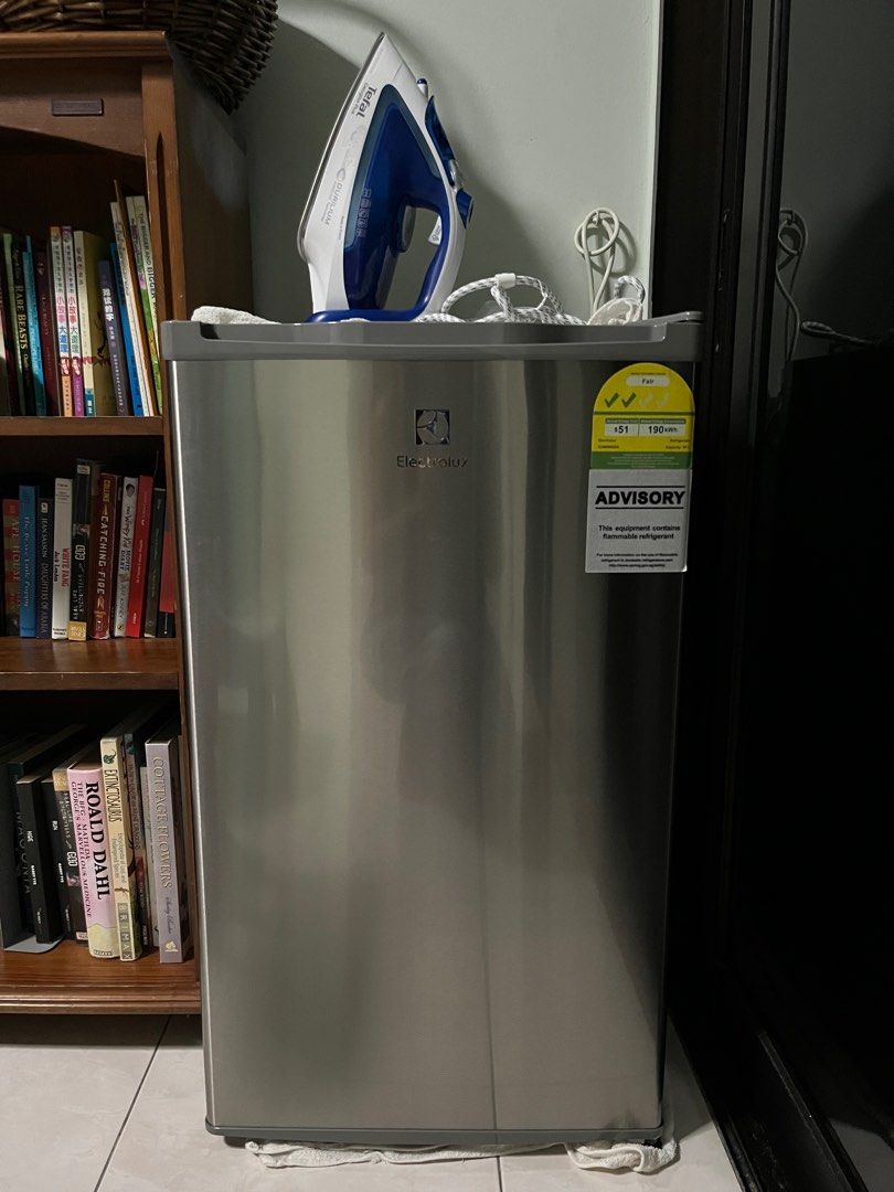 ELECTROLUX EUM0900SA MINI BAR FRIDGE, TV & Home Appliances, Kitchen