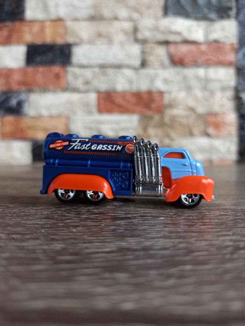 2015 Hot Wheels Treasure Hunt Fast Gassin