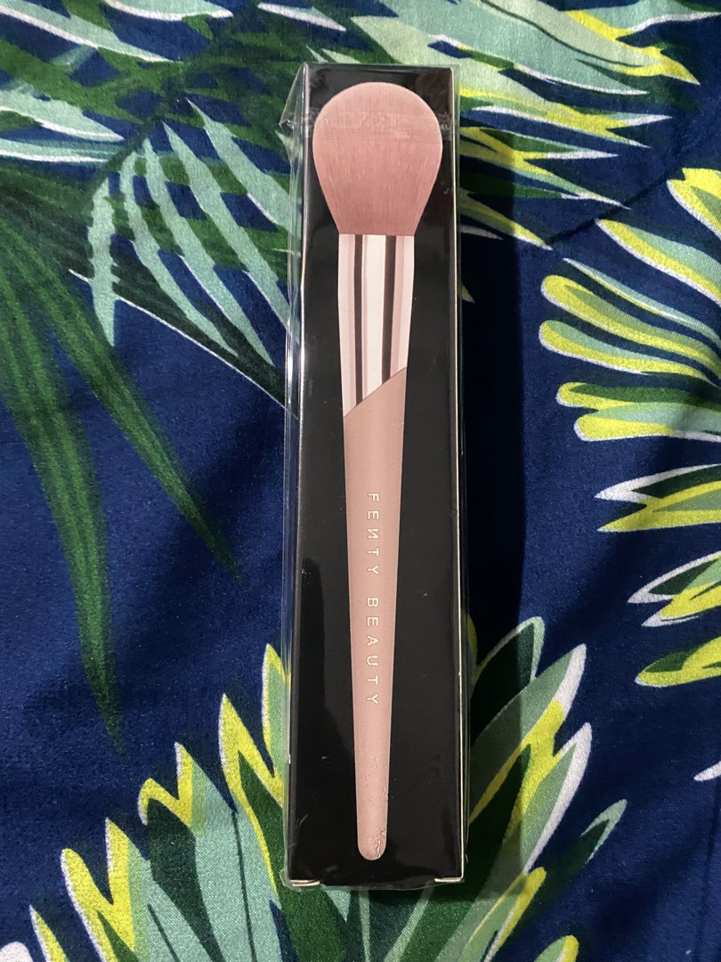 Fenty Beauty powder puff setting brush 170, 美容＆化妝品, 健康及美容 皮膚護理, 化妝品