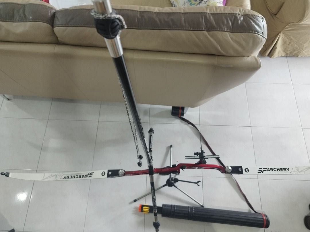 Full set Hoyt Horizon recurve bow with a dozen of arrows including